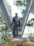 Памятник железнодорожникам Великой Отечественной недалеко от музея